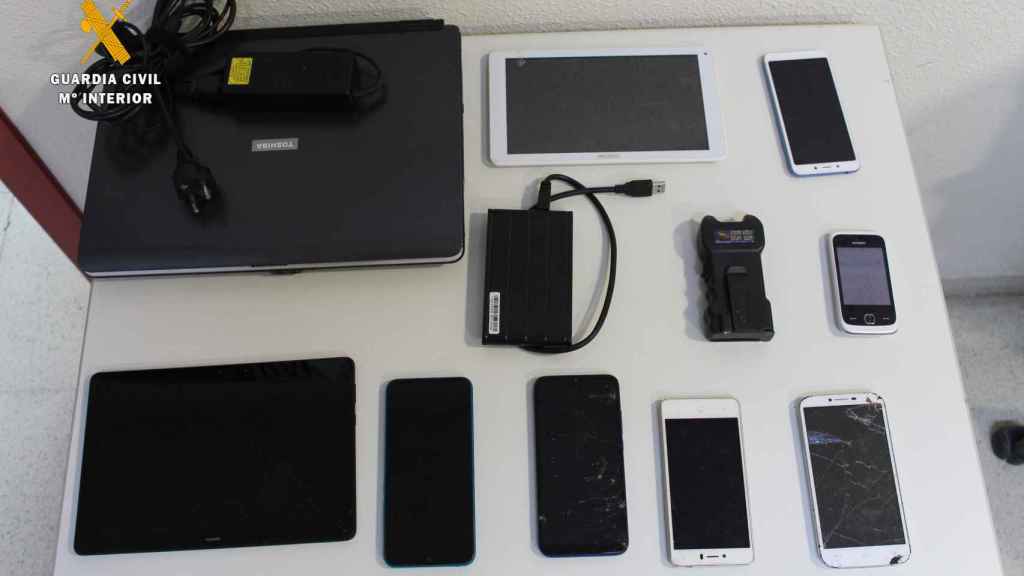 Tablet y teléfonos móviles intervenidos por la Guardia Civil