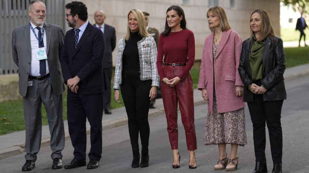 Letizia junto a la alcaldesa de Sant Boi de Llobregat, Lluísa Bonet, y otras personalidades.