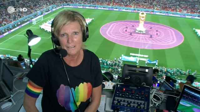 La periodista Claudia Neumann en el partido de Estados Unidos contra Gales en el Mundial de Qatar 2022.