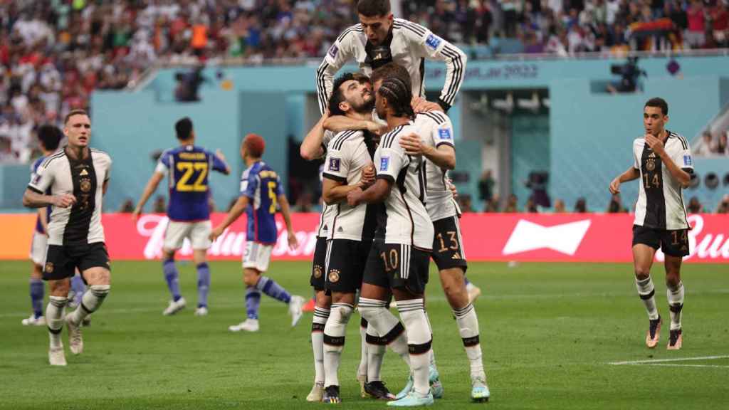 Ilkay Gundogan celebra su gol de penalti a Japón con sus compañeros de Alemania