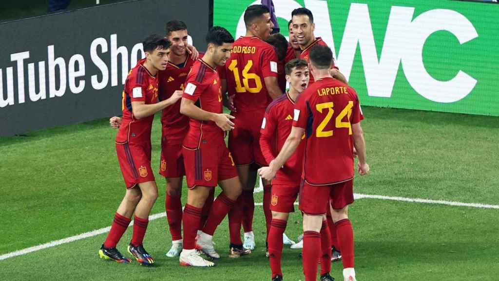 Los jugadores de España celebran el gol de Dani Olmo a Costa Rica
