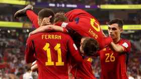 Los futbolistas de España celebran el tercer gol de España a Costa Rica