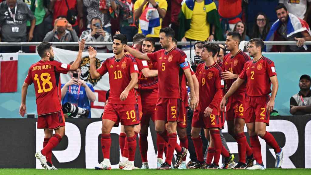 Los futbolistas de España hacen piña celebrando uno de los goles.