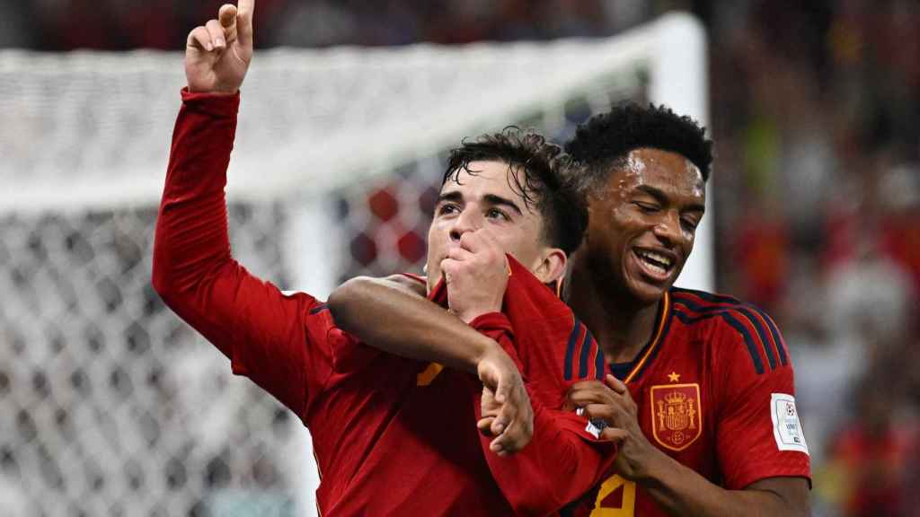 Gavi besa el escudo de la camiseta de España tras su gol a Costa Rica