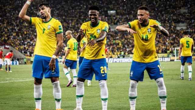 Neymar y Vinicius celebran un gol con Brasil