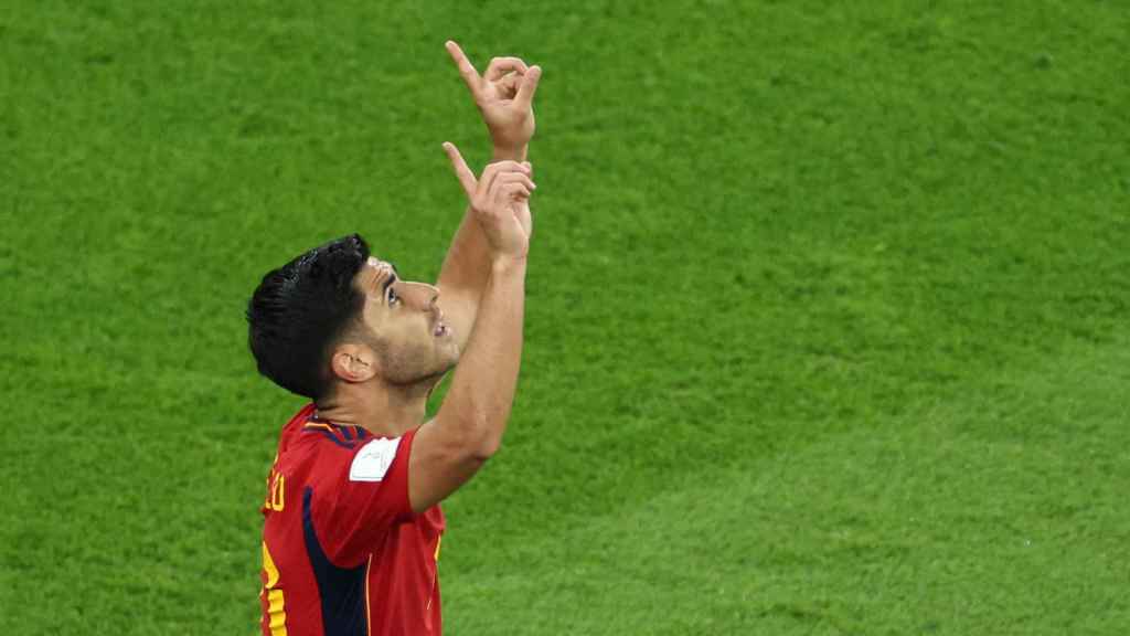 Marco Asensio, celebrando un gol con la selección española en el Mundial de Qatar 2022 señalando al cielo