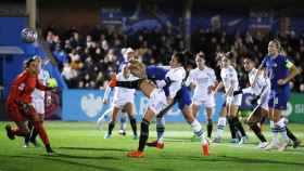 Sophie Ingle, marcando uno de los goles del Chelsea al Real Madrid Femenino