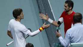 Pablo Carreño saluda a Cilic tras caer derrotado en la Copa Davis