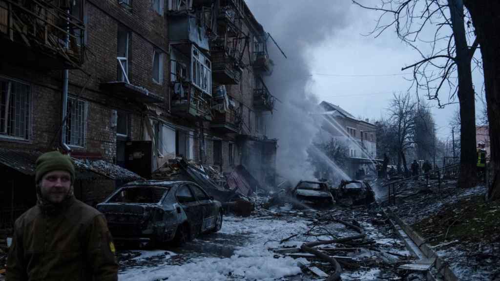 Los equipos de rescate acuden a un edificio destruido por los misiles rusos en Vishgorod, cerca de Kiev.