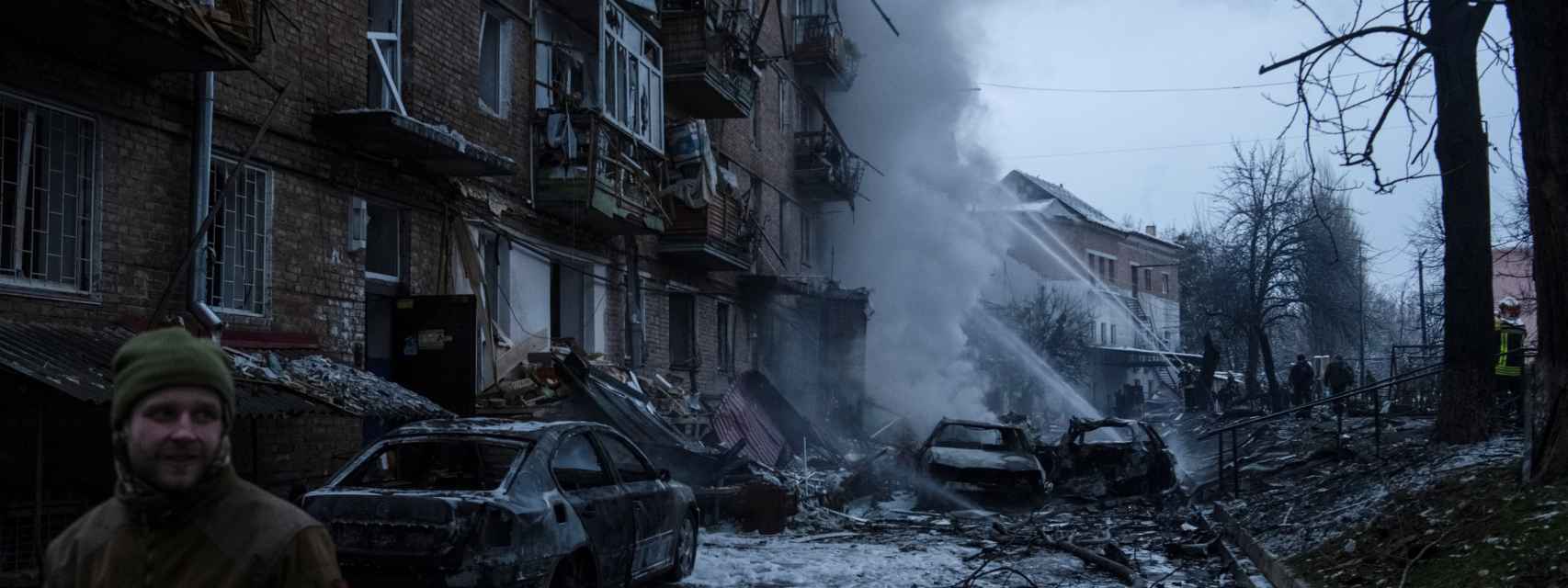 Los equipos de rescate acuden a un edificio destruido por los misiles rusos en Vishgorod, cerca de Kiev.