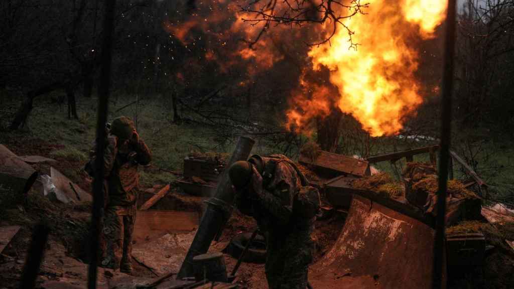 Soldados ucranianos disparan un mortero en la línea del frente.