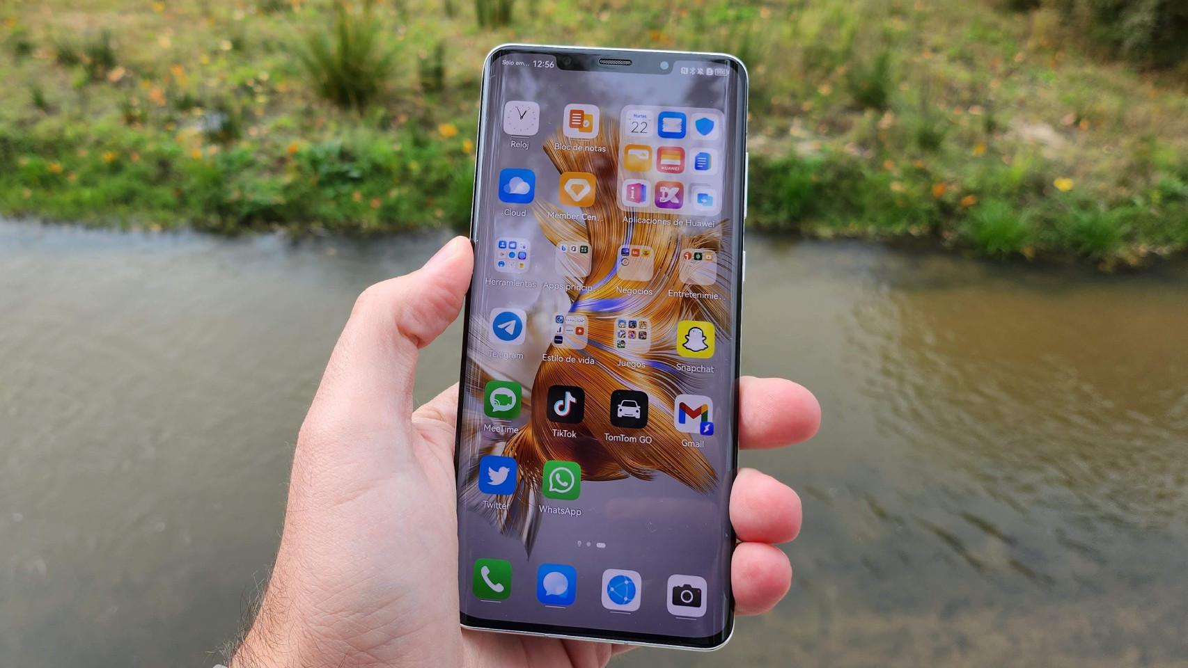 Nuevo Huawei Mate 60 Pro: el móvil con tres agujeros en la pantalla y  conexión satélite