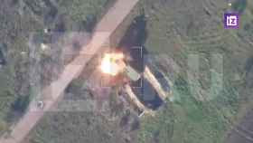 Dron suicida ruso impactando contra un camión radar ruso
