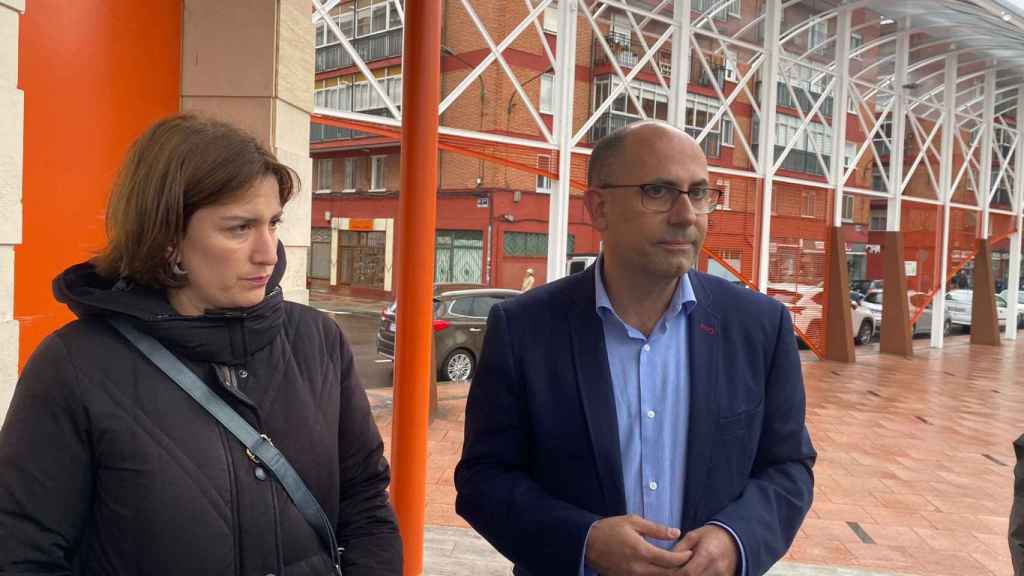 La concejala de Medio Ambiente, María Sánchez, con el concejal de Movilidad, Luis Vélez, en la visita a las obras de la Plaza de la Solidaridad