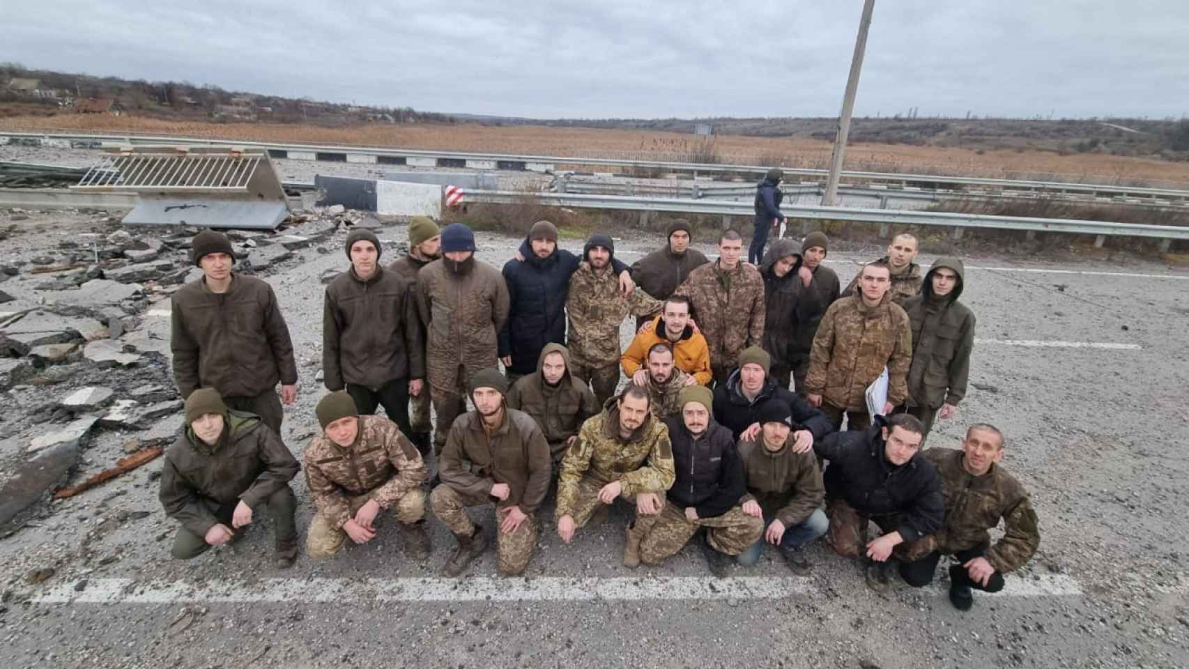 Los prisioneros ucranianos posan tras ser liberados