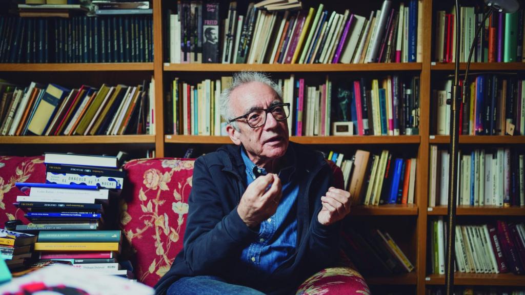 El escritor, en el transcurso de la entrevista