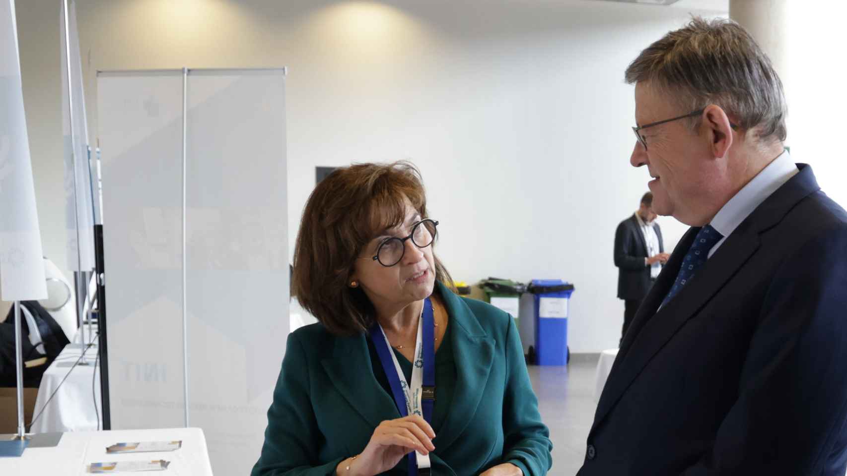 Blanca Marín, directora general del Aeropuerto de Castellón, acompaña a Ximo Puig, presidente de la Generalitat Valenciana, en su visita al 'showroom' del congreso.