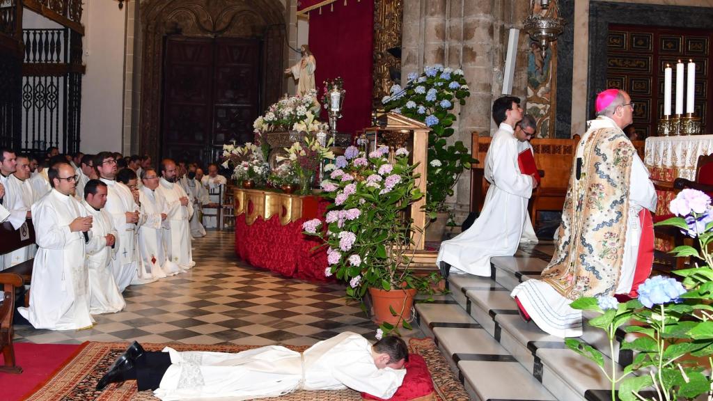 Álvaro durante su designación como sacerdote.