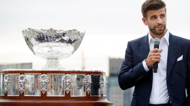 Imagen de archivo de Gerard Piqué junto al trofeo de la Davis.