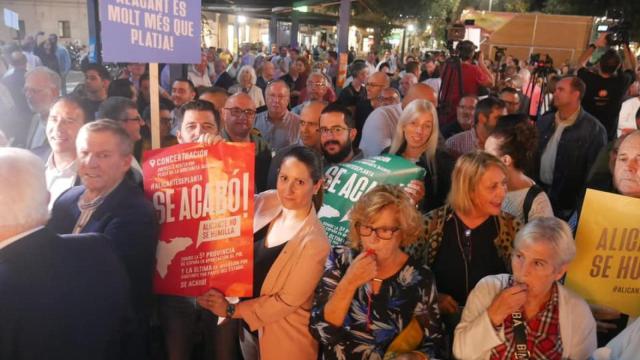 Ana Vega y su marido, Mario Ortolá, en la última manifestación en Alicante.