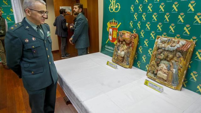 La Guardia Civil expone el altorrelieve, este jueves.