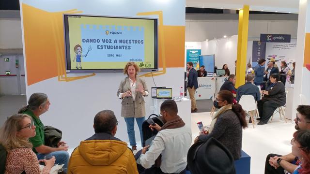 Charla de la docente de El Limonar en la feria de Madrid.