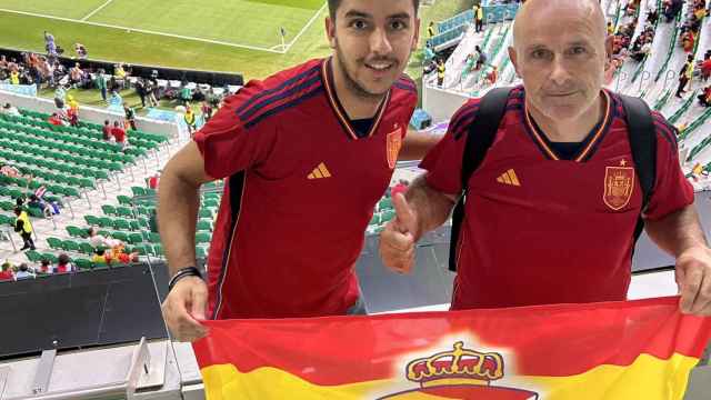 Nico Velasco en Doha junto a su padre y la bandera del Pucela