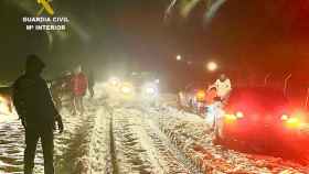 La Guardia Civil auxilia a los conductores atrapados en la nieve de los Puertos de San Isidro y Panderrueda