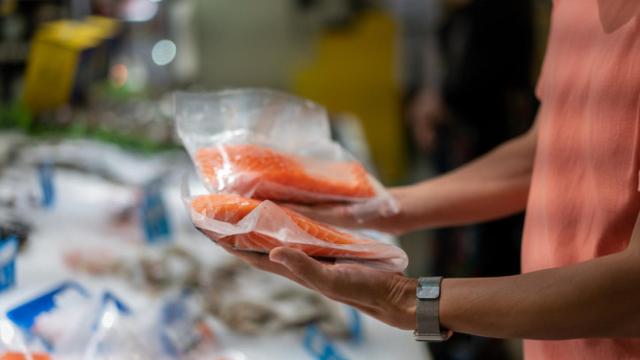 Trucos para escoger el mejor salmón del supermercado.