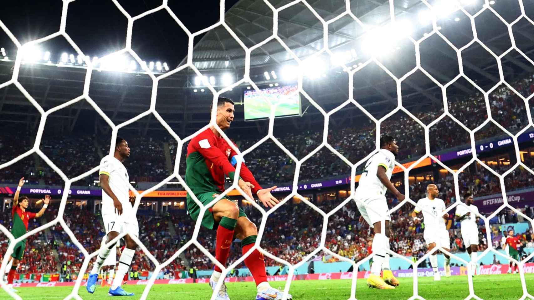 Cristiano Ronaldo pide un balón en boca de gol