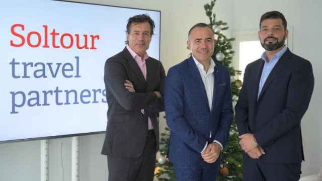De izquierda a derecha: José María Hoyos, director de expansión de Soltour Travel Partners; Tomeu Bennasar, CEO de Soltour Travel Partners y Omar Spezie, CEO de Guest Incoming.
