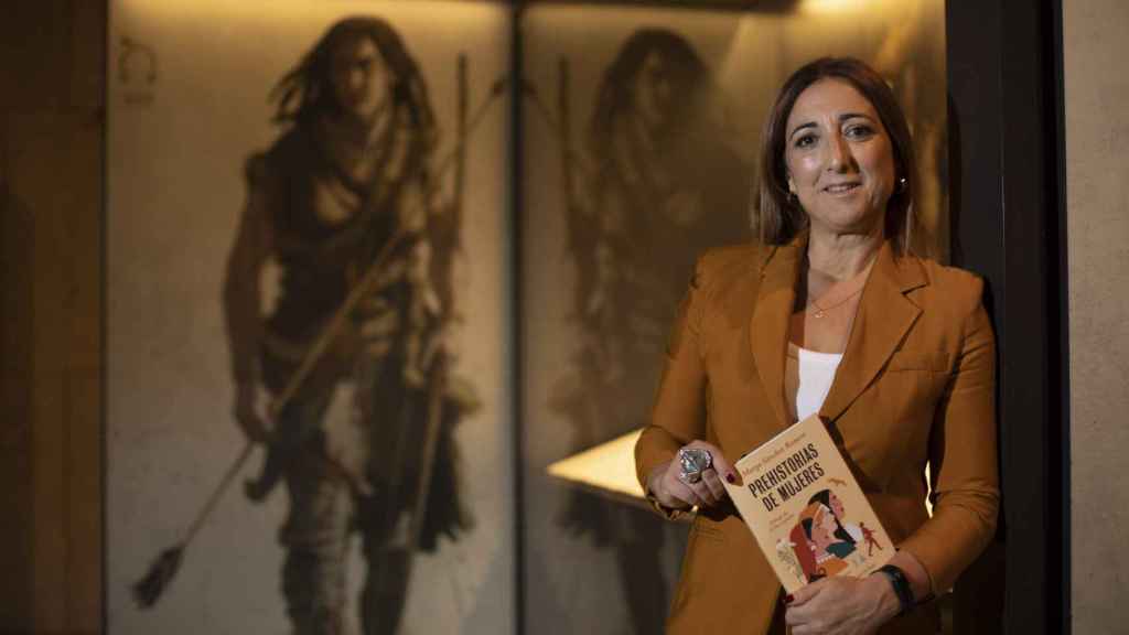 Marga Sánchez, catedrática de prehistoria, con su libro en las manos.