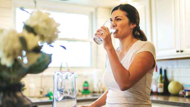Beber agua cada día ayuda a que el organismo filtre las toxinas.