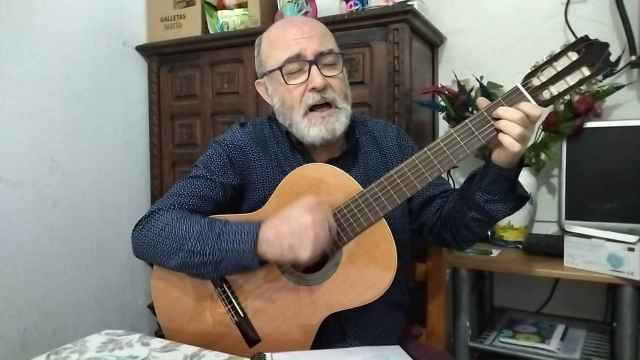 El exalcalde Juan Rodríguez Gámez canta su canción 'Échale otra vez valor' en la casa de acogida de Cristo Vive en Sevilla.