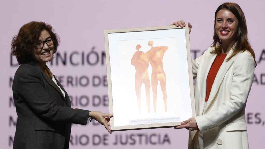 La subsecretaria del Ministerio del Interior, Isabel Goicoechea, hace entrega de la Distinción al Mérito de la Protección Internacional a la ministra de Igualdad, Irene Montero.