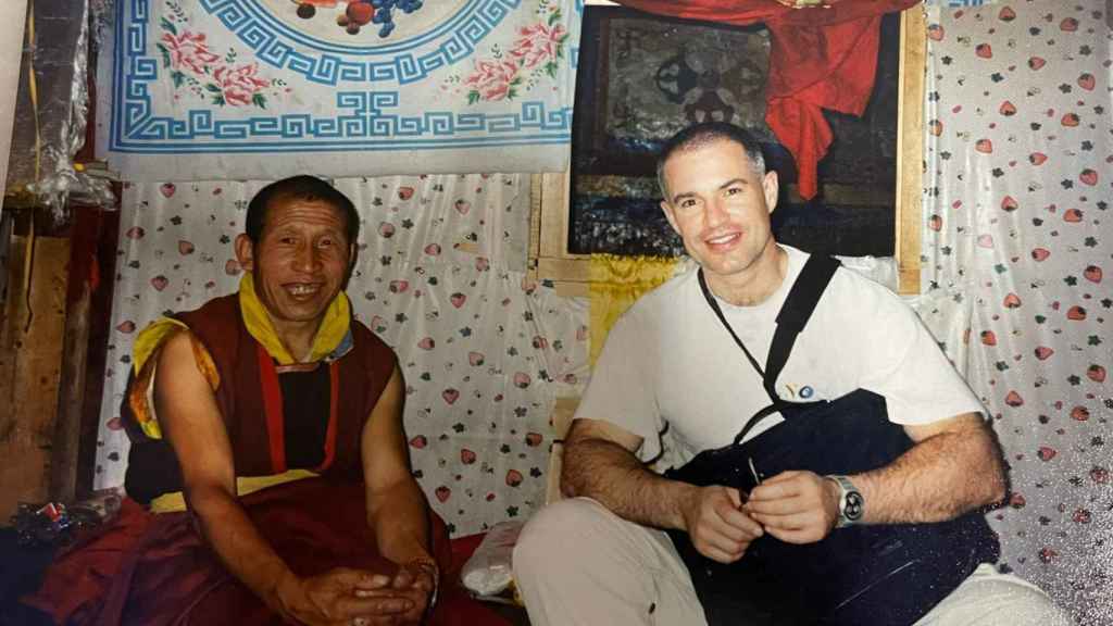 Fornesa con un monje budista en el Tíbet.