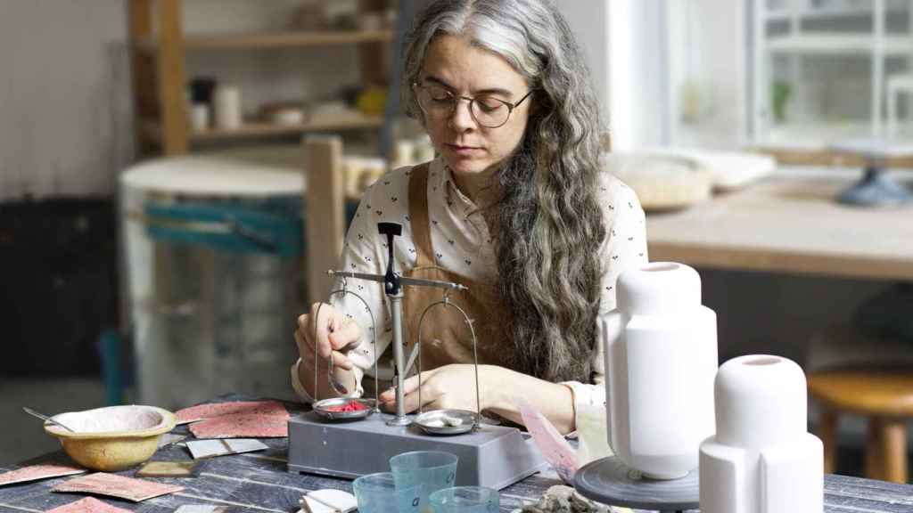 Xènia Bas, artesana y dueña del taller de cerámica Bas de Barcelona.
