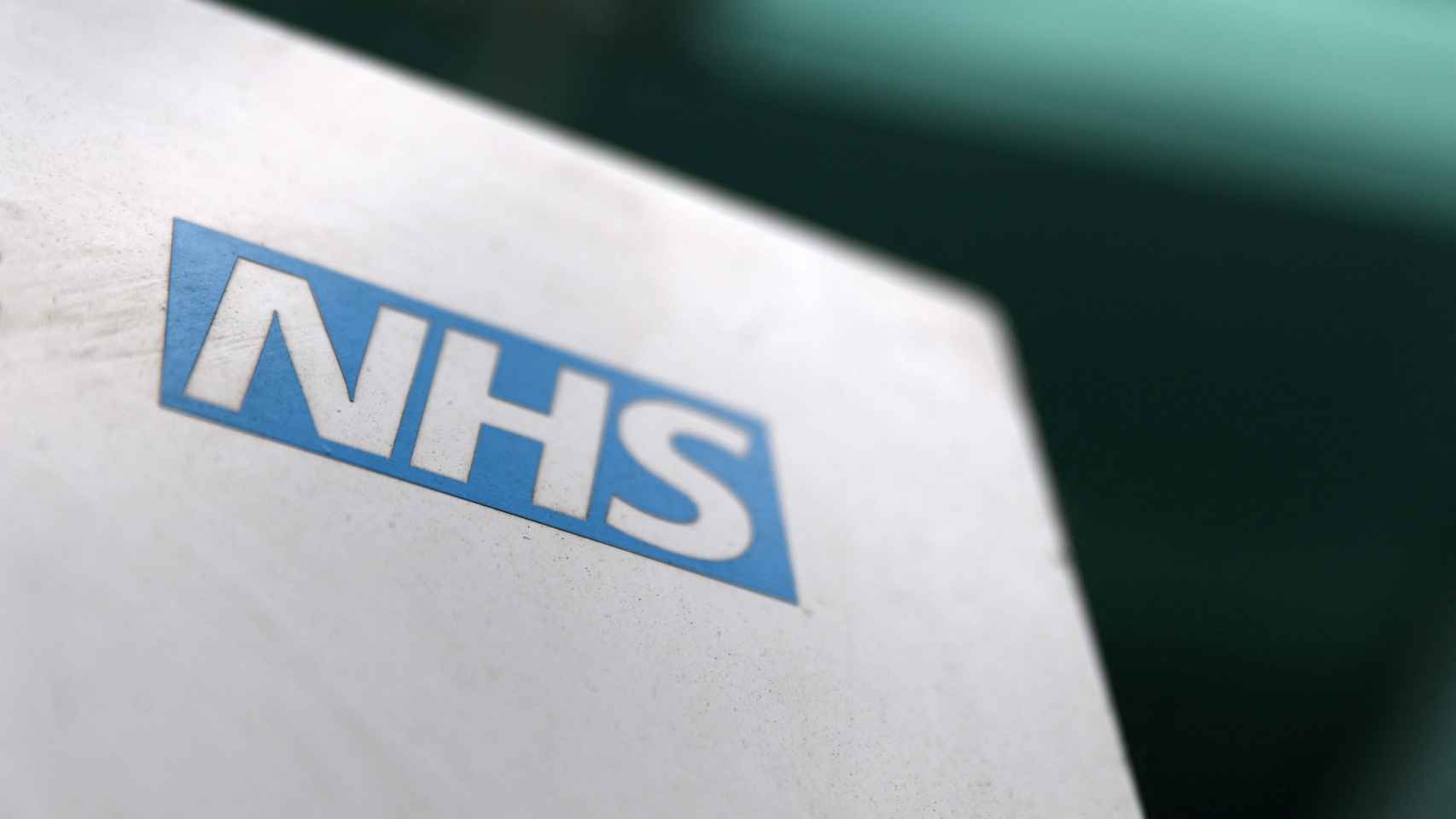 Logo del Servicio Nacional de Salud británico en el exterior de un hospital de Londres