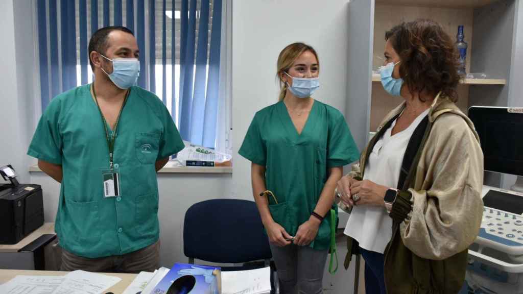 La consejera de Salud en Andalucía, Catalina García, conversa con sanitarios.