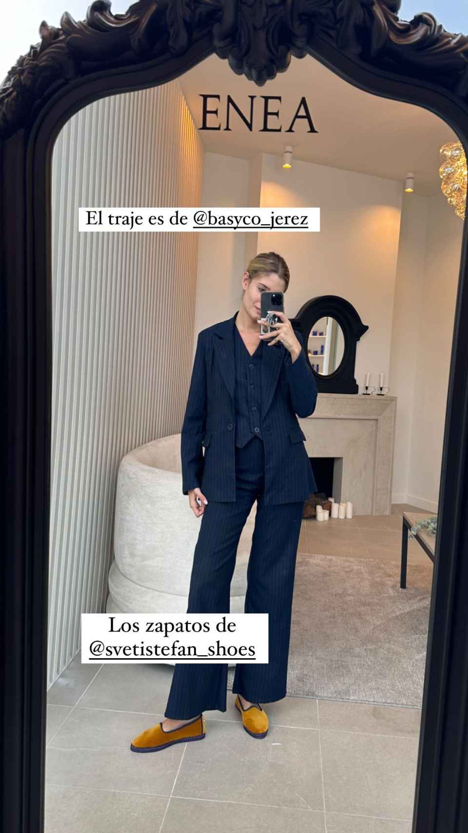 Teresa Andrés con un traje de raya diplomática de Basyco Jerez.