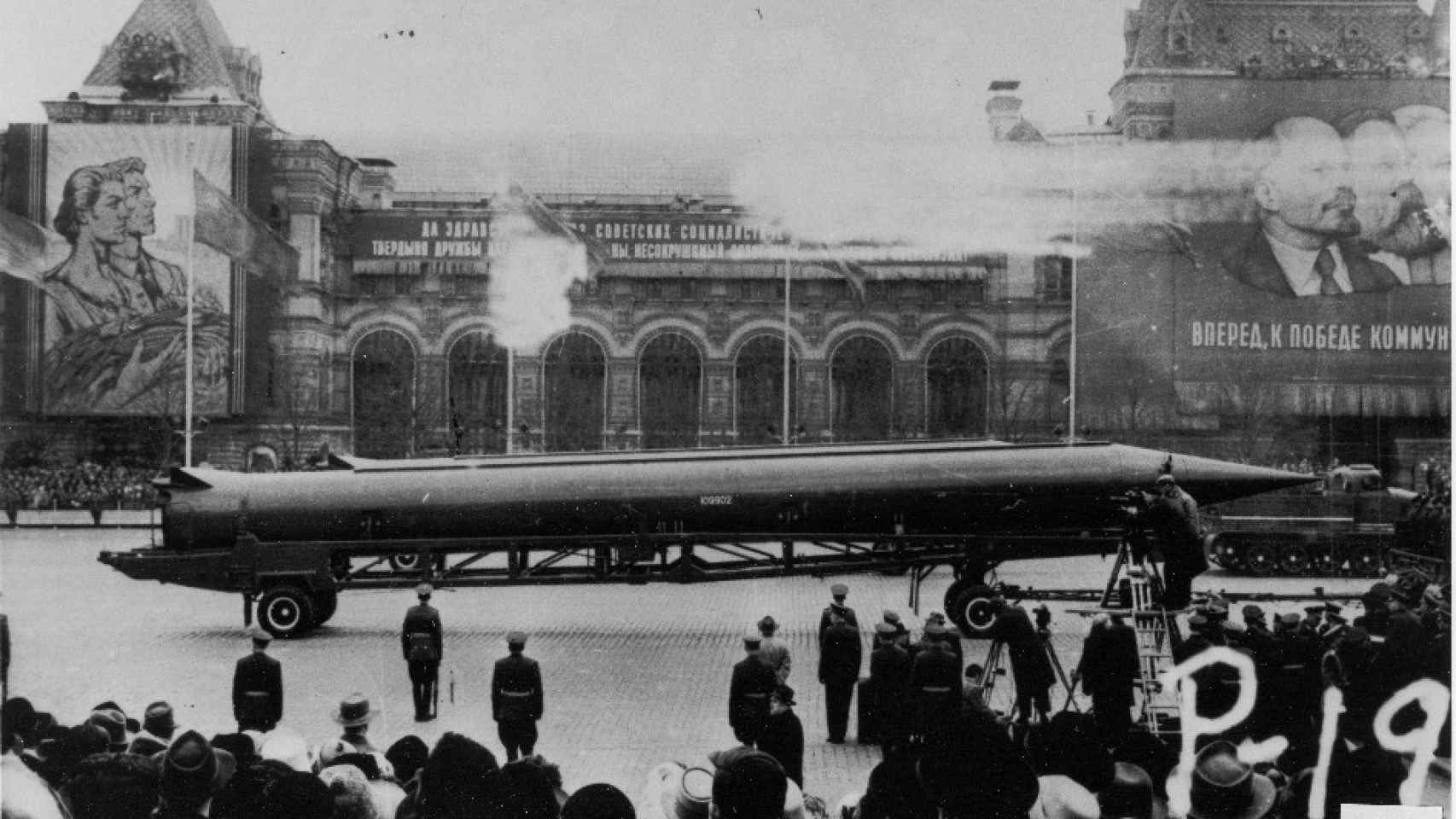 Un misil soviético R-12 en la plaza Roja de Moscú, en una fotografía tomada por la CIA.