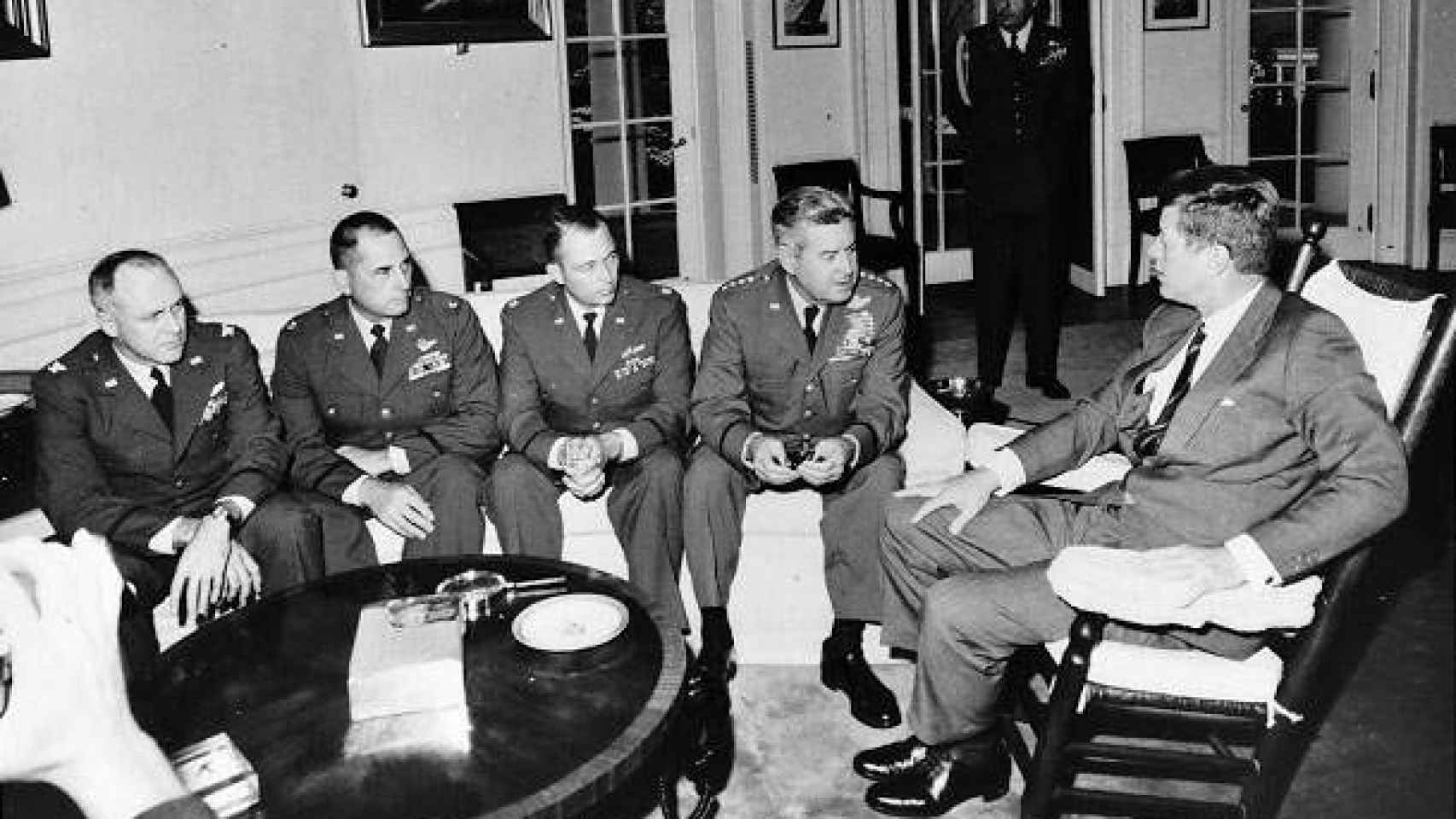 El presidente Kennedy, en el Despacho Oval, con el general Curtis LeMay y los pilotos que descubrieron los misiles en Cuba.