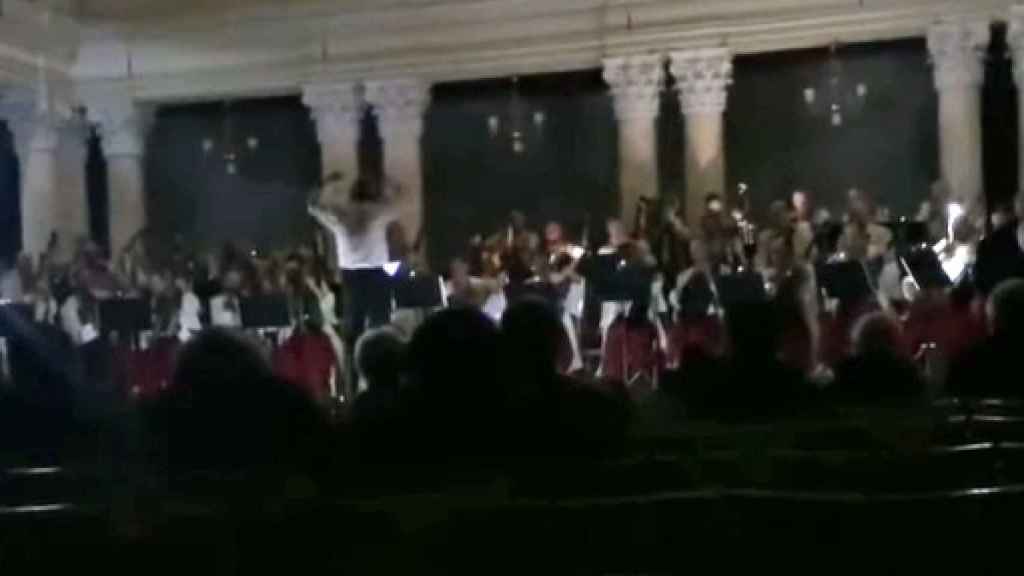 Imagen del concierto a oscuras en la Filarmónica Nacional de Ucrania. Foto: UkraineWorld/Twitter