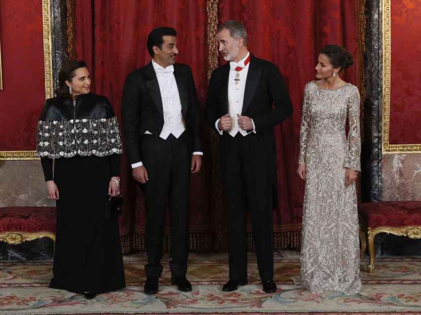 Los reyes en una recepción al emir de Qatar y su esposa en Madrid, el pasado mes de mayo.
