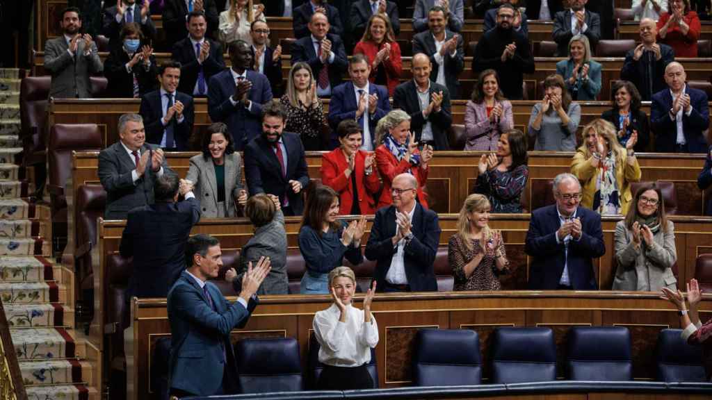 La bancada del PSOE, aplaudiendo en pie, en la votación de este jueves en el Congreso de los Diputados.