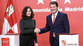 El presidente de la Junta, Alfonso Fernández Mañueco, y la presidenta de la Comunidad de Madrid, Isabel Díaz Ayuso