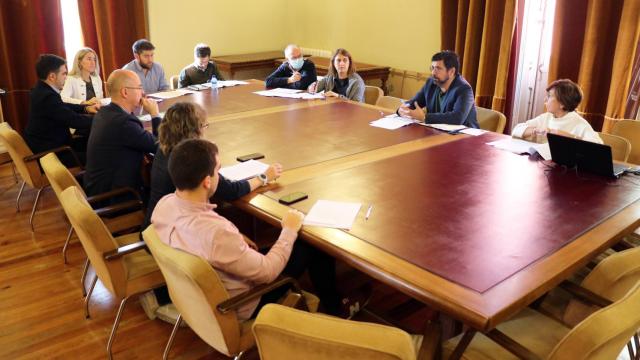 Alberto Bustos explicando el presupuesto de su área