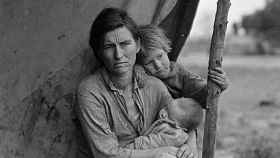 La 'Madre Inmigrante' inmortalizada junto a sus hijos por Dorothea Lange en 1936. Library of Congress.