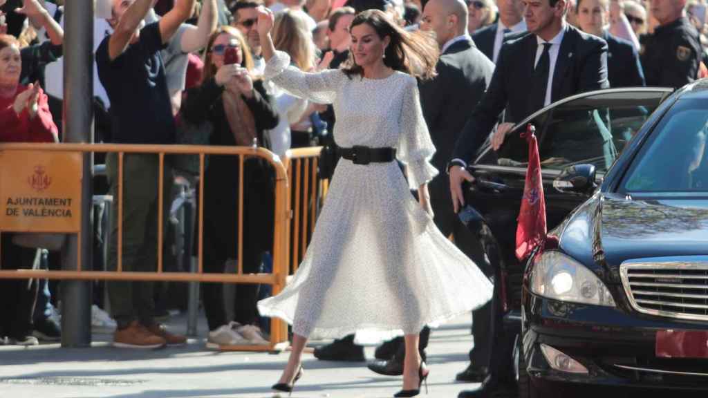 A la reina Letizia se le ha transparentado el vestido.