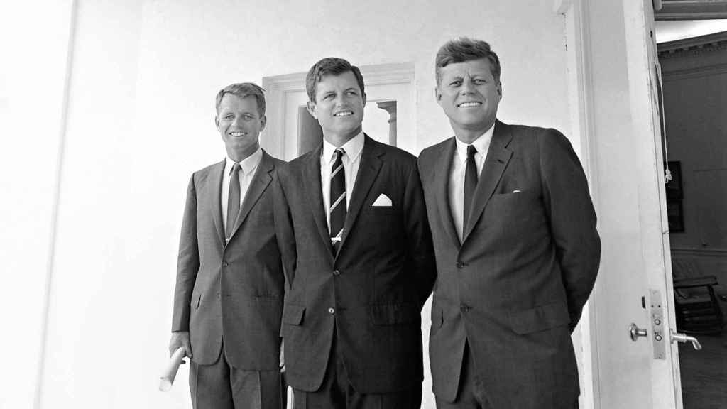 John F. Kennedy junto a su hermanos.